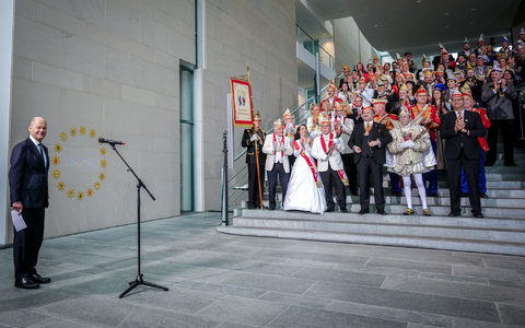 Gibt beim  Empfang der Karnevalisten einen Reim zum Besten: Kanzler Scholz. - Foto: Kay Nietfeld/dpa