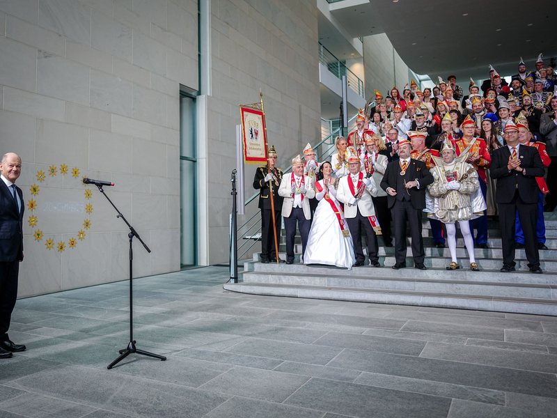 Gibt beim  Empfang der Karnevalisten einen Reim zum Besten: Kanzler Scholz. - Foto: Kay Nietfeld/dpa