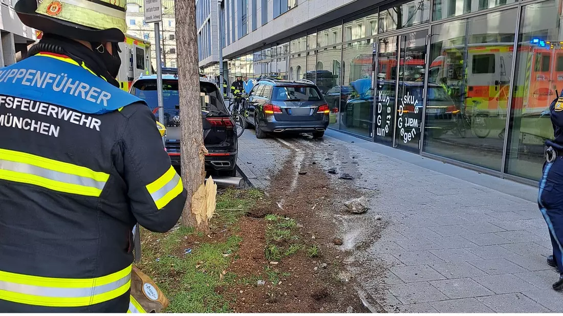 FW-M: Radfahrer bei Verkehrsunfall verletzt (Maxvorstadt) - Bild: presseportal.de