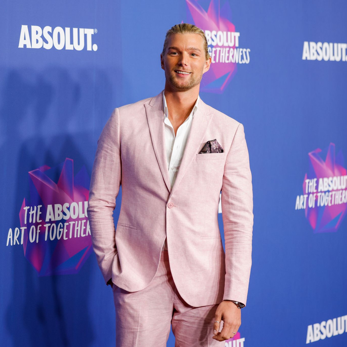 Für seine Rolle als Modeberater Sven hat sich Kim Tränka einiges von seinen Schauspielkollegen abgeschaut. - Foto: Gerald Matzka/dpa