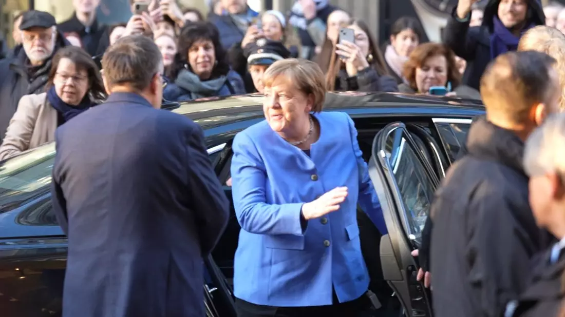 Merkels Memoiren stoßen nicht nur bei ihren Fans auf Interesse.  - Bild: Marcus Brandt/dpa