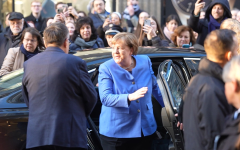 Merkels Memoiren stoßen nicht nur bei ihren Fans auf Interesse.  - Foto: Marcus Brandt/dpa