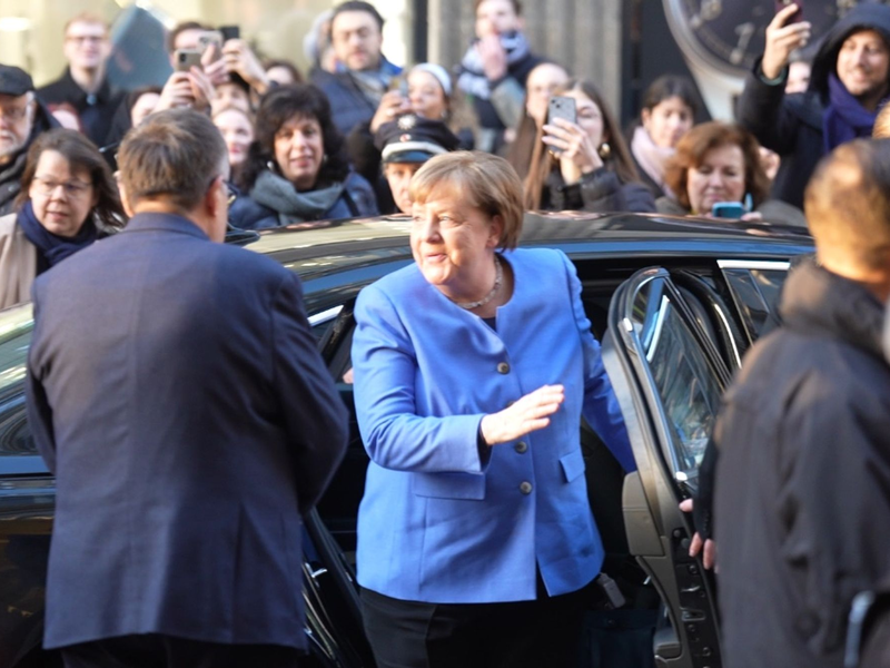 Merkels Memoiren stoßen nicht nur bei ihren Fans auf Interesse.  - Foto: Marcus Brandt/dpa