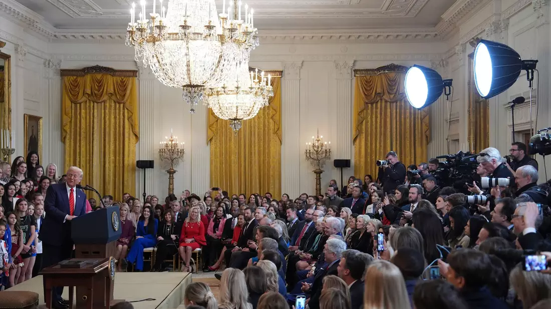 US-Präsident Donald Trump will Transmenschen von der Teilnahme am Frauensport ausschließen - Bild: Evan Vucci/AP/dpa