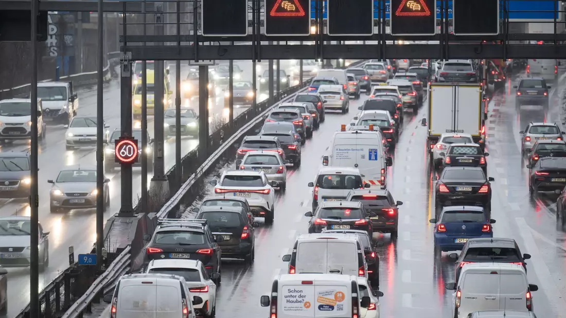 Stau auf der Autobahn 100 in Berlin. (Archivbild) - Bild: Sebastian Christoph Gollnow/dpa