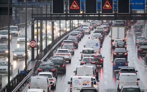 Stau auf der Autobahn 100 in Berlin. (Archivbild) - Foto: Sebastian Christoph Gollnow/dpa