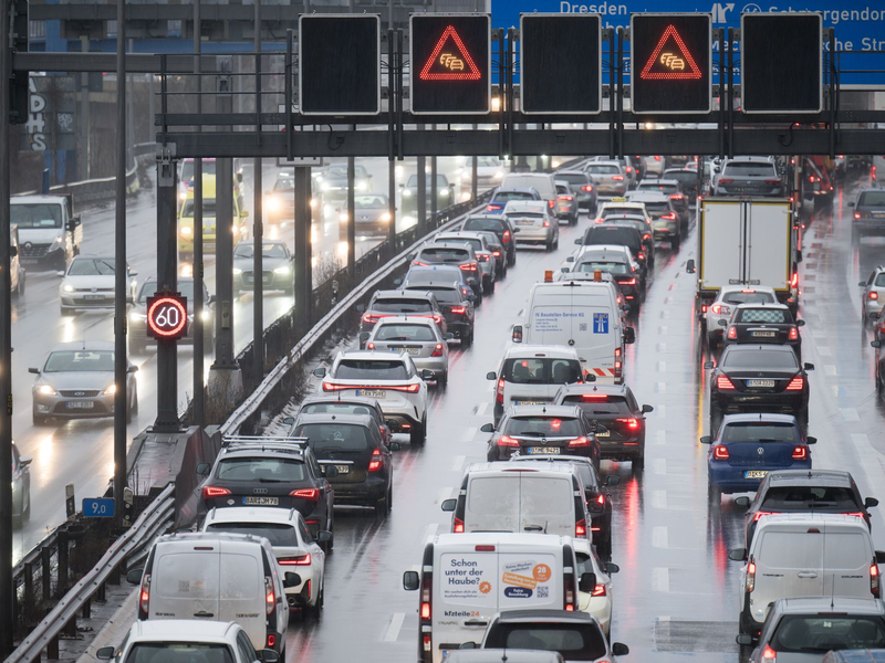 Stau auf der Autobahn 100 in Berlin. (Archivbild) - Foto: Sebastian Christoph Gollnow/dpa