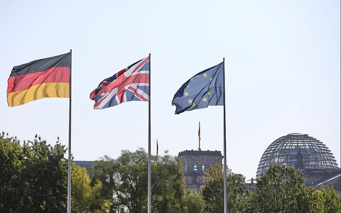 Fahnen von Deutschland, Großbritannien, EU (Archiv) - Foto: über dts Nachrichtenagentur