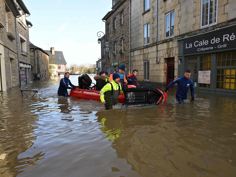 Im Januar 2025 führten überdurchschnittlich starke Niederschläge in einigen Regionen Westeuropas zu Überschwemmungen wie hier im französischen Pont-Rean. (Archivbild)  - Foto: Damien Meyer/AFP/dpa