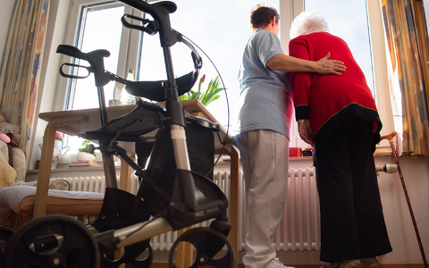 Pflegebedürftige und ihre Angehörigen müssen mehr fürs Pflegeheim zahlen. (Symbolbild) - Foto: Tom Weller/dpa