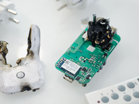 So eine verbrannte Funksteckdose wurde 2023 ermittelt - Àhnliche Modelle fielen den staatlichen Kontrolleuren auch im vergangenen Jahr auf. - Foto: Marius Becker/dpa