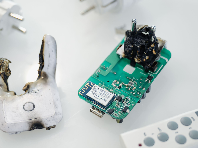 So eine verbrannte Funksteckdose wurde 2023 ermittelt - Àhnliche Modelle fielen den staatlichen Kontrolleuren auch im vergangenen Jahr auf. - Foto: Marius Becker/dpa