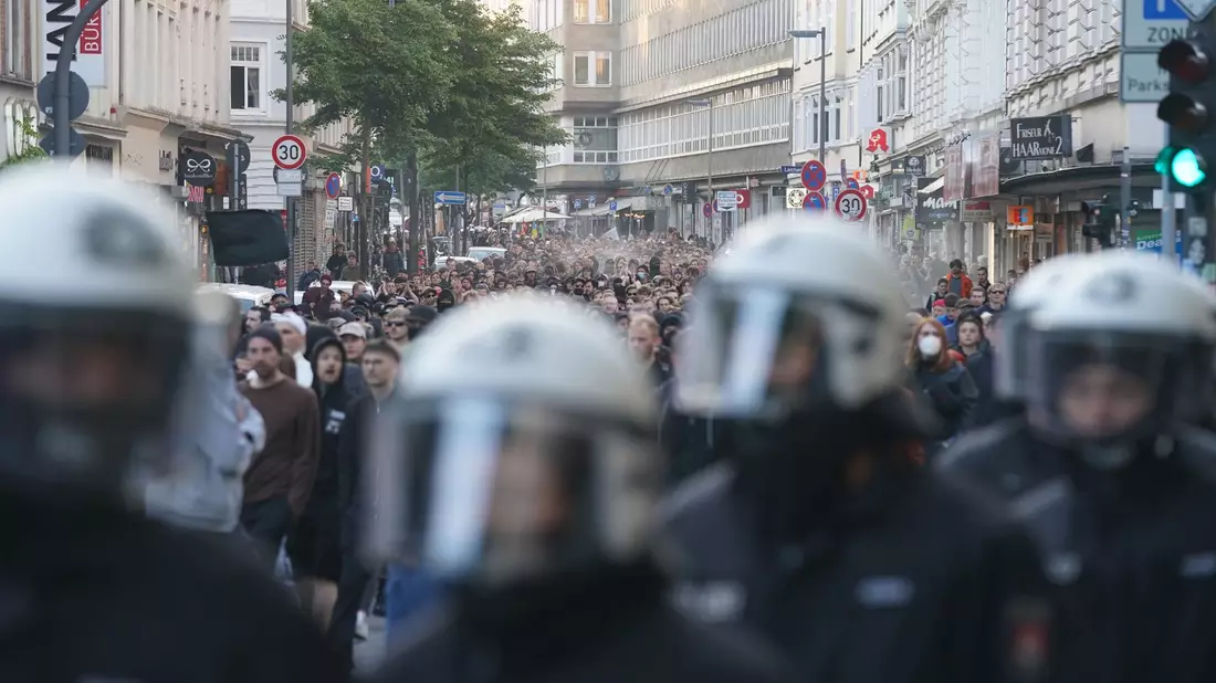 Solidaritätskundgebungen gab es 2023 unter anderem in Leipzig, Berlin und Hamburg. (Archivbild) - Bild: Marcus Brandt/dpa