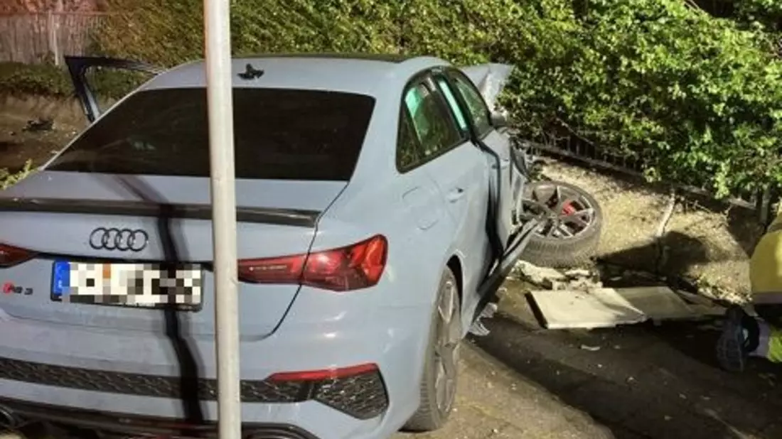 POL-OF: Audi prallt unter anderem gegen Stromkasten und Mauer: Mutmaßlicher Fahrer stand unter Alkoholeinfluss - Bild: presseportal.de