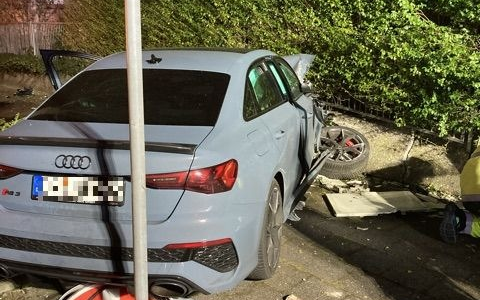 POL-OF: Audi prallt unter anderem gegen Stromkasten und Mauer: Mutmaßlicher Fahrer stand unter Alkoholeinfluss - Foto: presseportal.de
