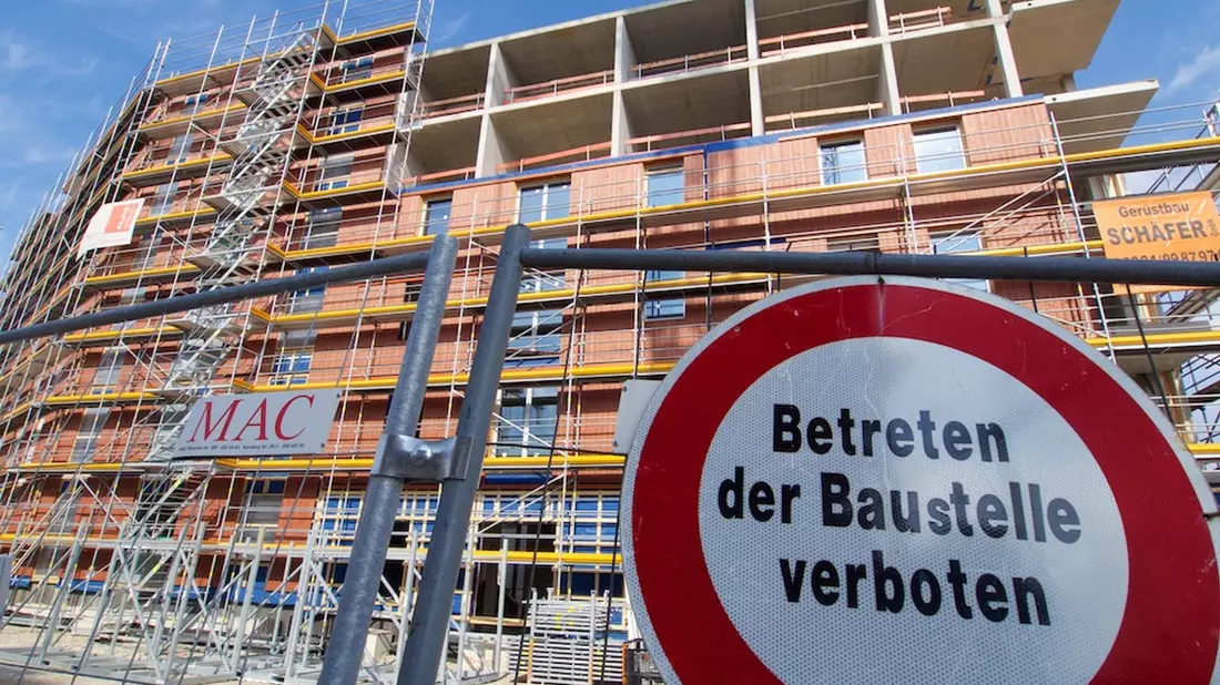 Fast der Hälfte der deutschen Wohnungsbaufirmen fehlen Aufträge. - Bild: Carsten Hoefer/dpa