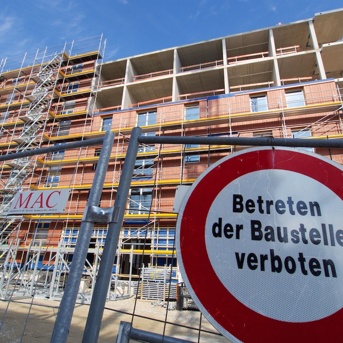 Fast der Hälfte der deutschen Wohnungsbaufirmen fehlen Aufträge. - Foto: Carsten Hoefer/dpa