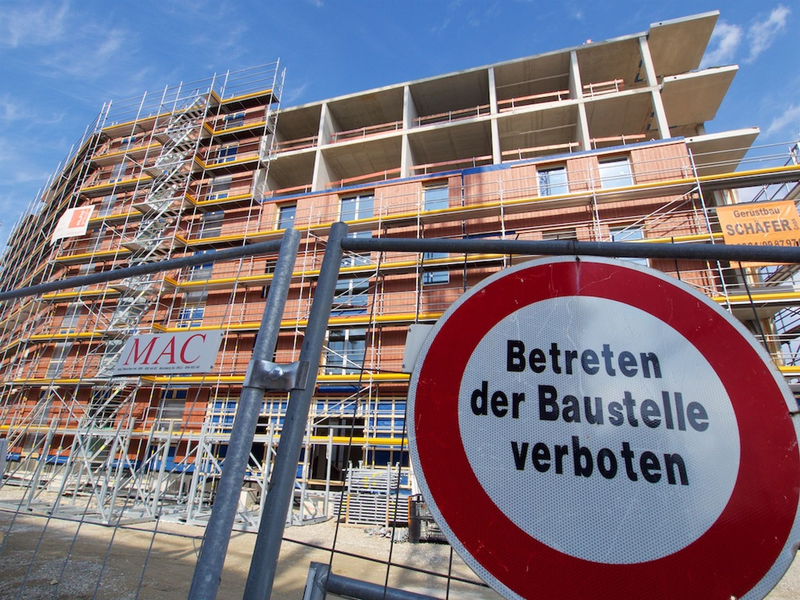 Fast der Hälfte der deutschen Wohnungsbaufirmen fehlen Aufträge. - Foto: Carsten Hoefer/dpa