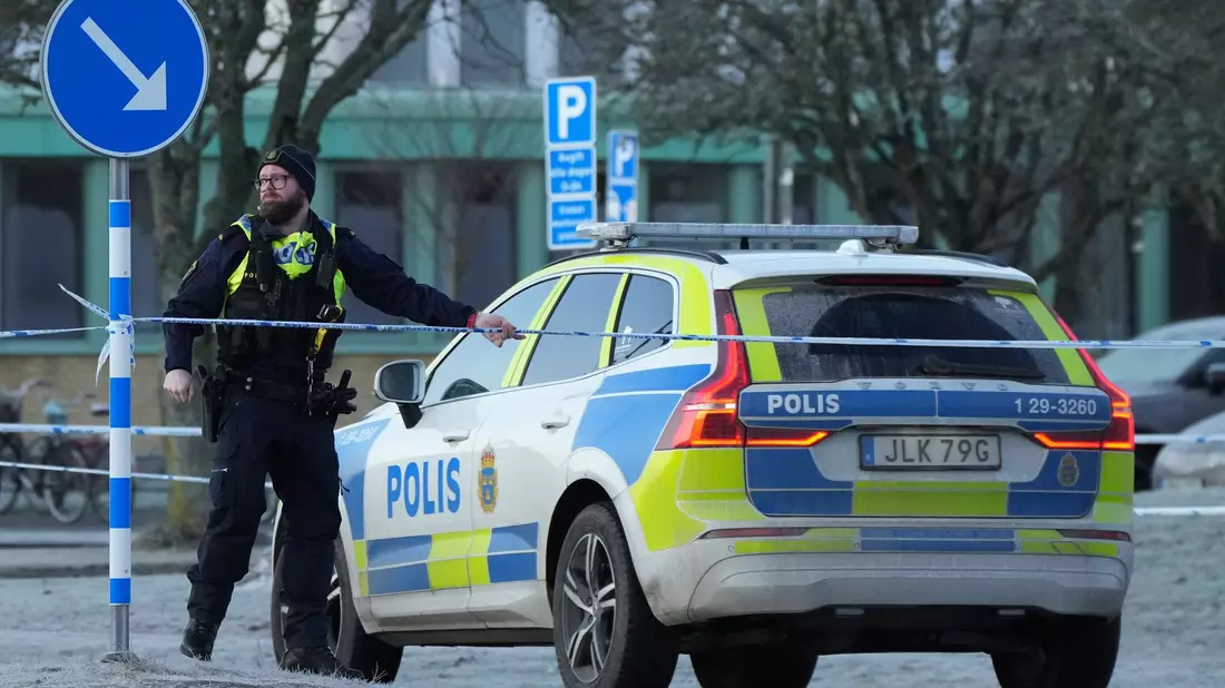 Die Polizei fand drei Waffen neben dem mutmaßlichen Täter. - Bild: Sergei Grits/AP/dpa