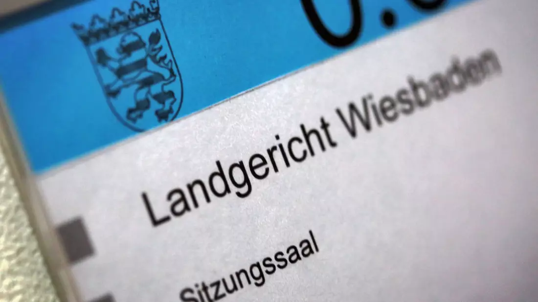 Das Landgericht Wiesbaden stellt ein Cum-Ex-Verfahren gegen eine Millionenzahlung ein (Archivbild) - Bild: Fredrik von Erichsen/dpa