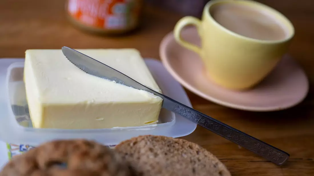Ende 2024 kostete ein Päckchen Butter 2,39 Euro, nun sind es nur noch 1,39 Euro. - Bild: Monika Skolimowska/dpa