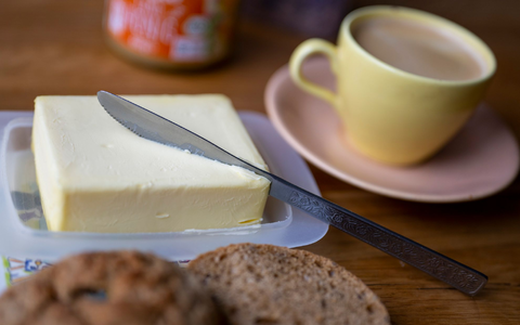 Ende 2024 kostete ein Päckchen Butter 2,39 Euro, nun sind es nur noch 1,39 Euro. - Foto: Monika Skolimowska/dpa
