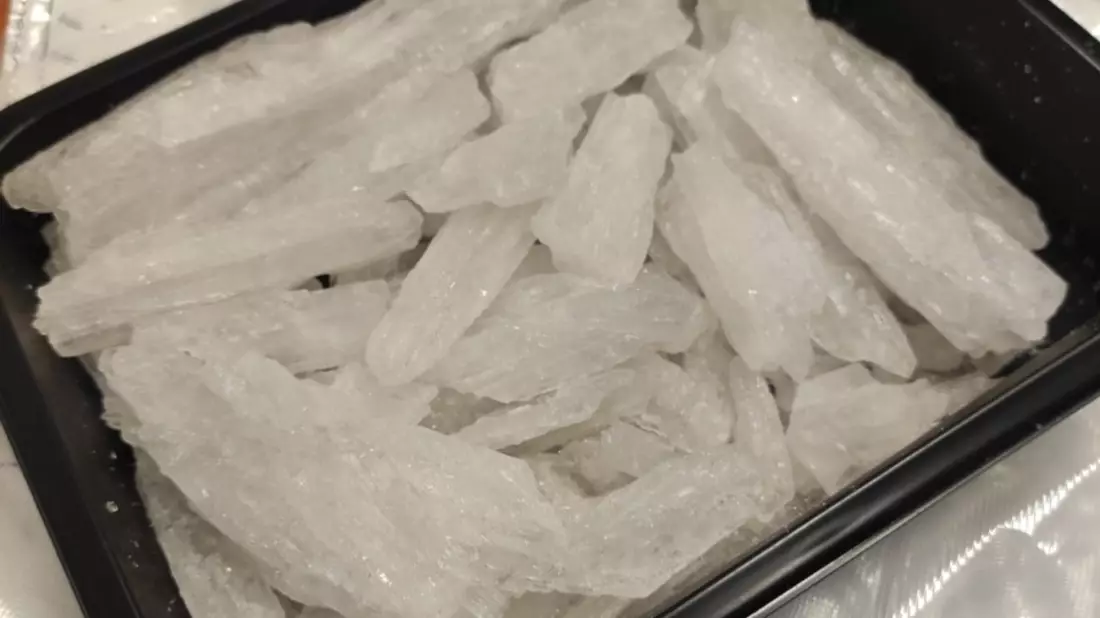 ZOLL-DD: GER Westsachsen stellt 20 kg Methamphetamin, 1 kg Marihuana, 42.200 Euro, 1 KFZ, 1 Schreckschusspistole und mehrere gefälschte 100 Euro-Banknoten sicher, 1 mutmaßlicher Drogendealer wird festgenommen - Bild: presseportal.de