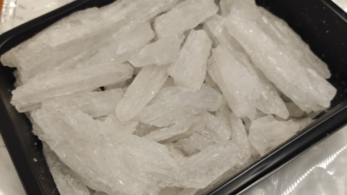 ZOLL-DD: GER Westsachsen stellt 20 kg Methamphetamin, 1 kg Marihuana, 42.200 Euro, 1 KFZ, 1 Schreckschusspistole und mehrere gefälschte 100 Euro-Banknoten sicher, 1 mutmaßlicher Drogendealer wird festgenommen - Foto: presseportal.de