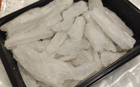 ZOLL-DD: GER Westsachsen stellt 20 kg Methamphetamin, 1 kg Marihuana, 42.200 Euro, 1 KFZ, 1 Schreckschusspistole und mehrere gefälschte 100 Euro-Banknoten sicher, 1 mutmaßlicher Drogendealer wird festgenommen - Foto: presseportal.de