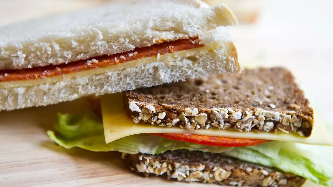 Vielfalt bei belegtem Brot: zwischen Vollkornbrot mit Käse und Salat und Toast mit Wurst und Käse. (Symbolbild) - Bild: picture alliance / dpa