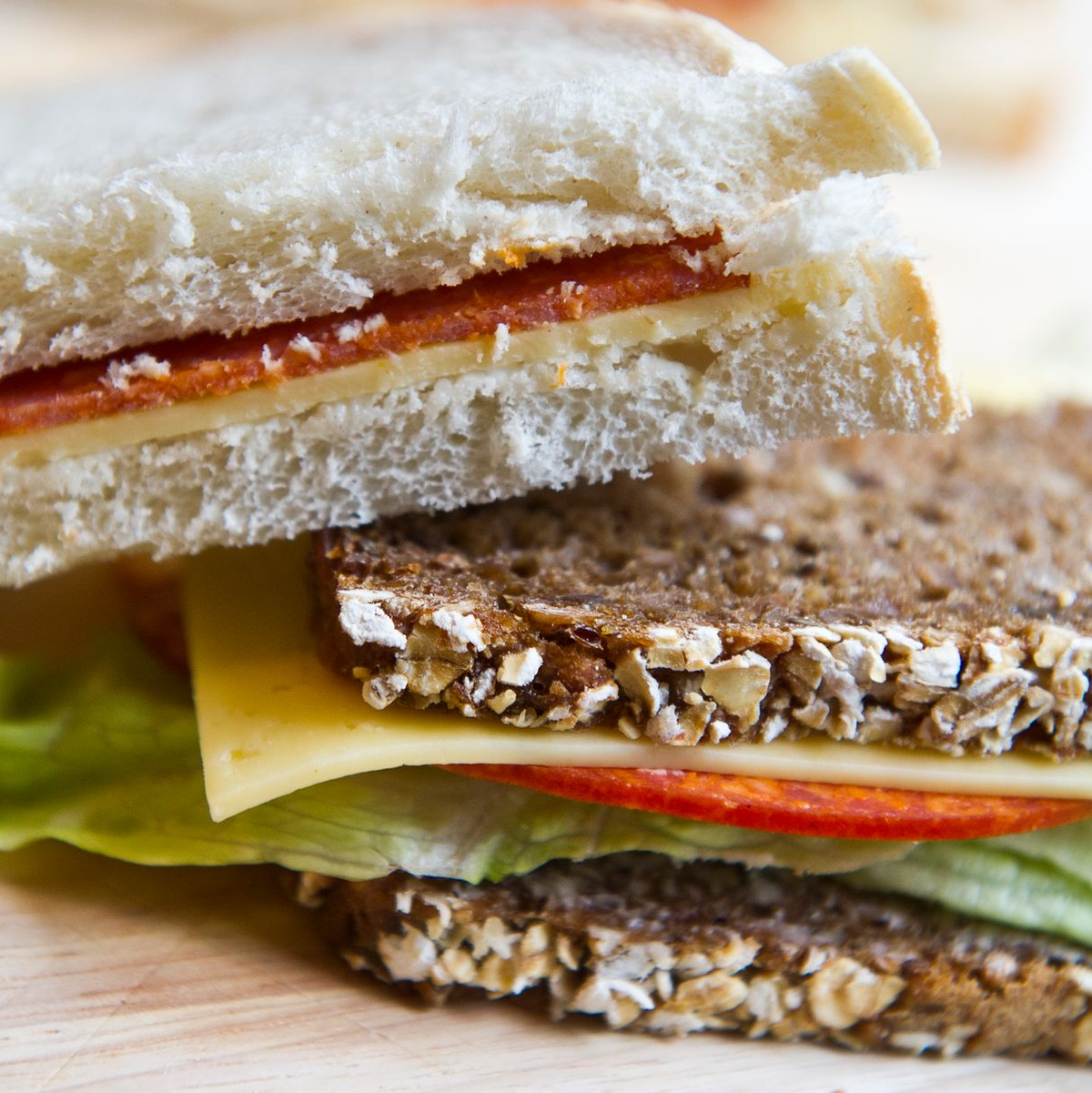 Vielfalt bei belegtem Brot: zwischen Vollkornbrot mit Käse und Salat und Toast mit Wurst und Käse. (Symbolbild) - Foto: picture alliance / dpa