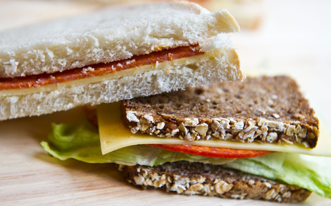 Vielfalt bei belegtem Brot: zwischen Vollkornbrot mit Käse und Salat und Toast mit Wurst und Käse. (Symbolbild) - Foto: picture alliance / dpa