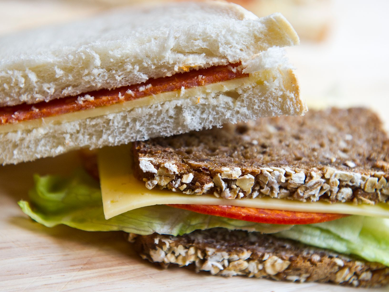 Vielfalt bei belegtem Brot: zwischen Vollkornbrot mit Käse und Salat und Toast mit Wurst und Käse. (Symbolbild) - Foto: picture alliance / dpa