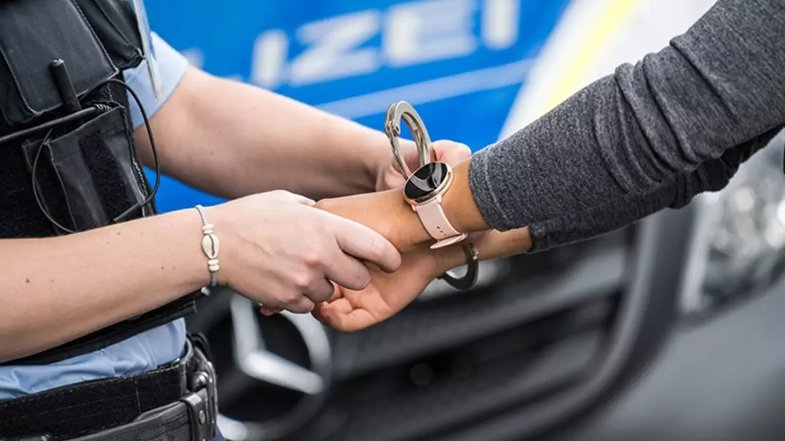 Bundespolizeidirektion München: Drei gesuchte Betrüger geschnappt/ Bundespolizei vollstreckt vier Haftbefehle - Bild: presseportal.de