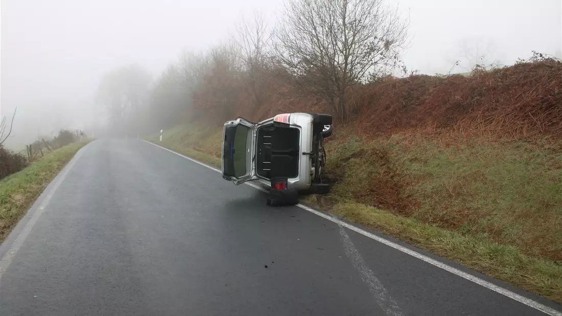 POL-SU: Verkehrsunfall im Begegnungsverkehr - Zwei Pkw landen im Graben - Bild: presseportal.de