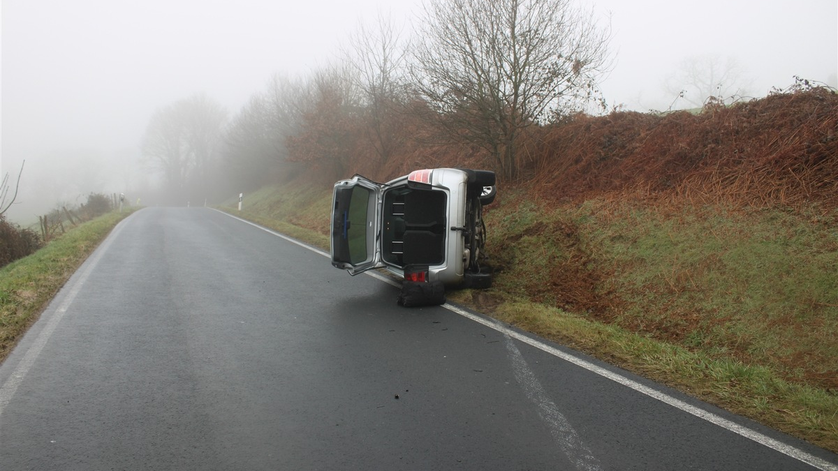 POL-SU: Verkehrsunfall im Begegnungsverkehr - Zwei Pkw landen im Graben - Foto: presseportal.de