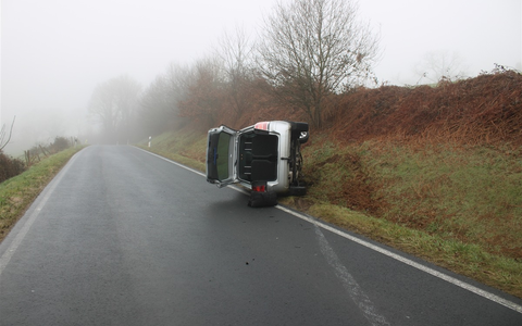 POL-SU: Verkehrsunfall im Begegnungsverkehr - Zwei Pkw landen im Graben - Foto: presseportal.de
