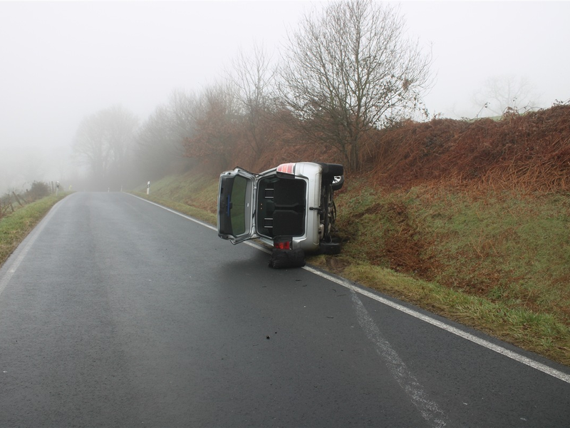 POL-SU: Verkehrsunfall im Begegnungsverkehr - Zwei Pkw landen im Graben - Foto: presseportal.de