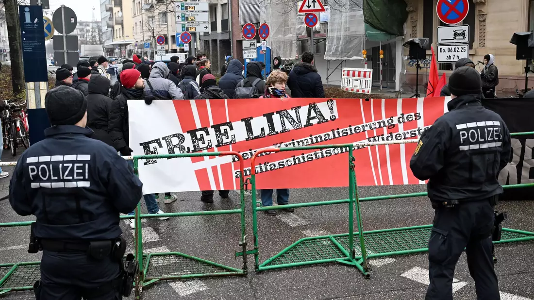 Vor dem BGH hatten sich Sympathisanten zu einer Solidaritätskundgebung versammelt.  - Bild: Uli Deck/dpa