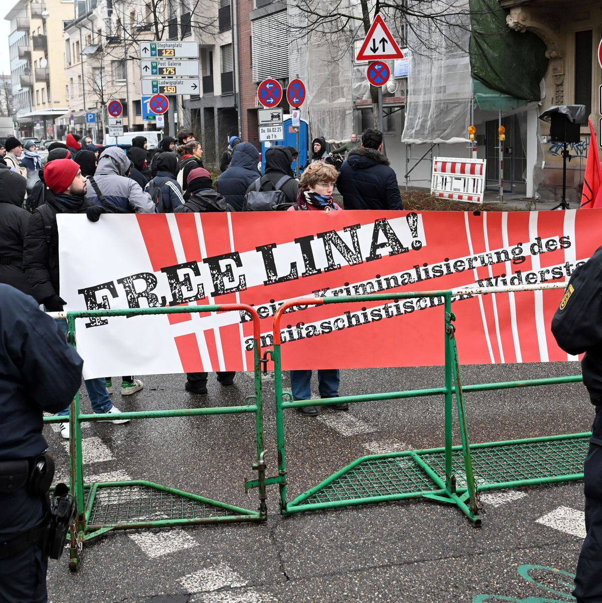 Vor dem BGH haben sich Sympathisanten zu einer Solidaritätskundgebung versammelt.  - Foto: Uli Deck/dpa