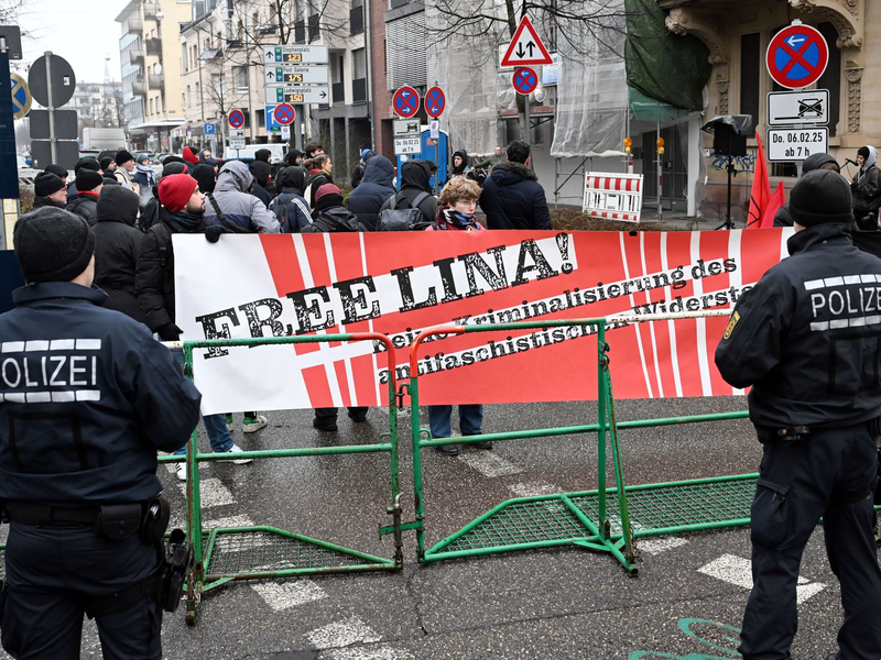 Vor dem BGH hatten sich Sympathisanten zu einer Solidaritätskundgebung versammelt.  - Foto: Uli Deck/dpa
