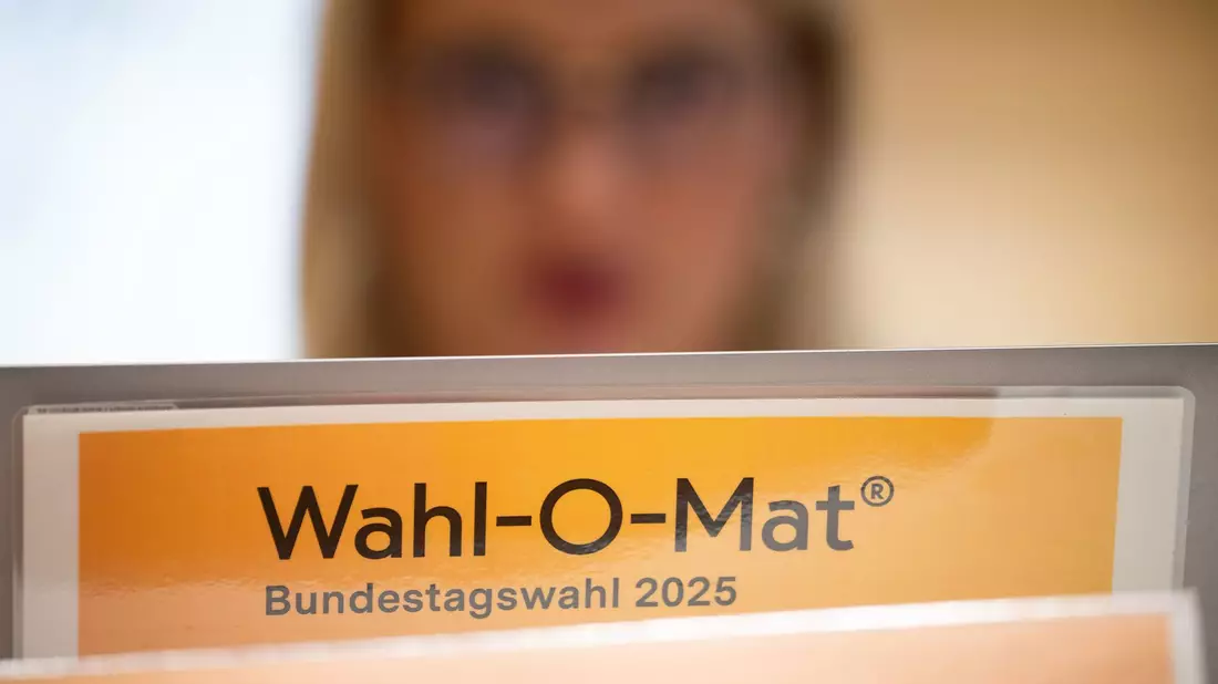 Mit dem Online-Tool können Wählerinnen und Wähler ihre eigene Position mit der aller 29 zur Wahl antretenden Parteien in 38 Thesen vergleichen. - Bild: Sebastian Christoph Gollnow/dpa