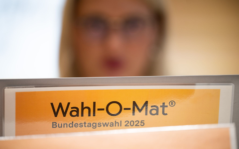 Mit dem Online-Tool können Wählerinnen und Wähler ihre eigene Position mit der aller 29 zur Wahl antretenden Parteien in 38 Thesen vergleichen. - Foto: Sebastian Christoph Gollnow/dpa