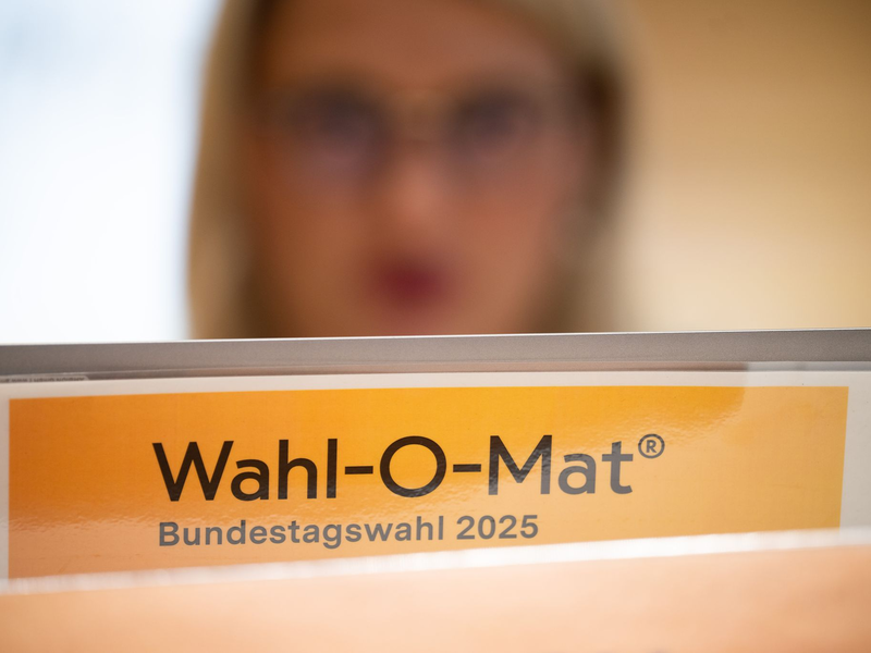 Mit dem Online-Tool können Wählerinnen und Wähler ihre eigene Position mit der aller 29 zur Wahl antretenden Parteien in 38 Thesen vergleichen. - Foto: Sebastian Christoph Gollnow/dpa