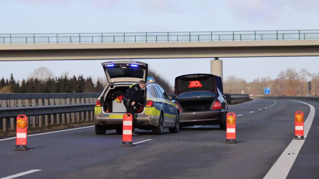 Polizisten stoppen den flüchtigen Autofahrer auf der Autobahn 31.  - Bild: Matthias Brüning/dpa