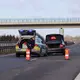 Polizisten stoppen den flüchtigen Autofahrer auf der Autobahn 31.  - Bild: Matthias Brüning/dpa