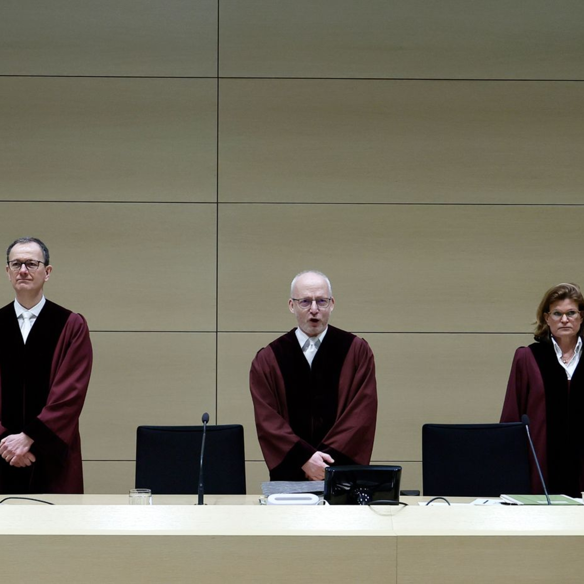 Die Anwälte von E. besprechen sich vor der Verhandlung. - Foto: Ronald Wittek/epa/Pool/dpa