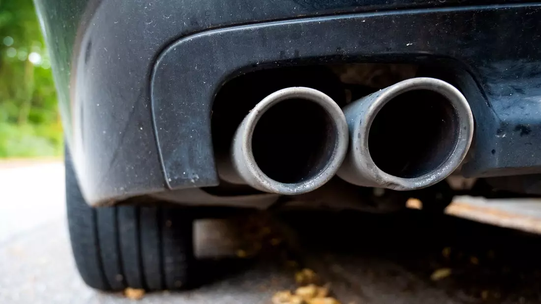 Die Täter hatten Bauschaum in die Auspuffrohre von Autos gesprüht. - Bild: Daniel Bockwoldt/dpa