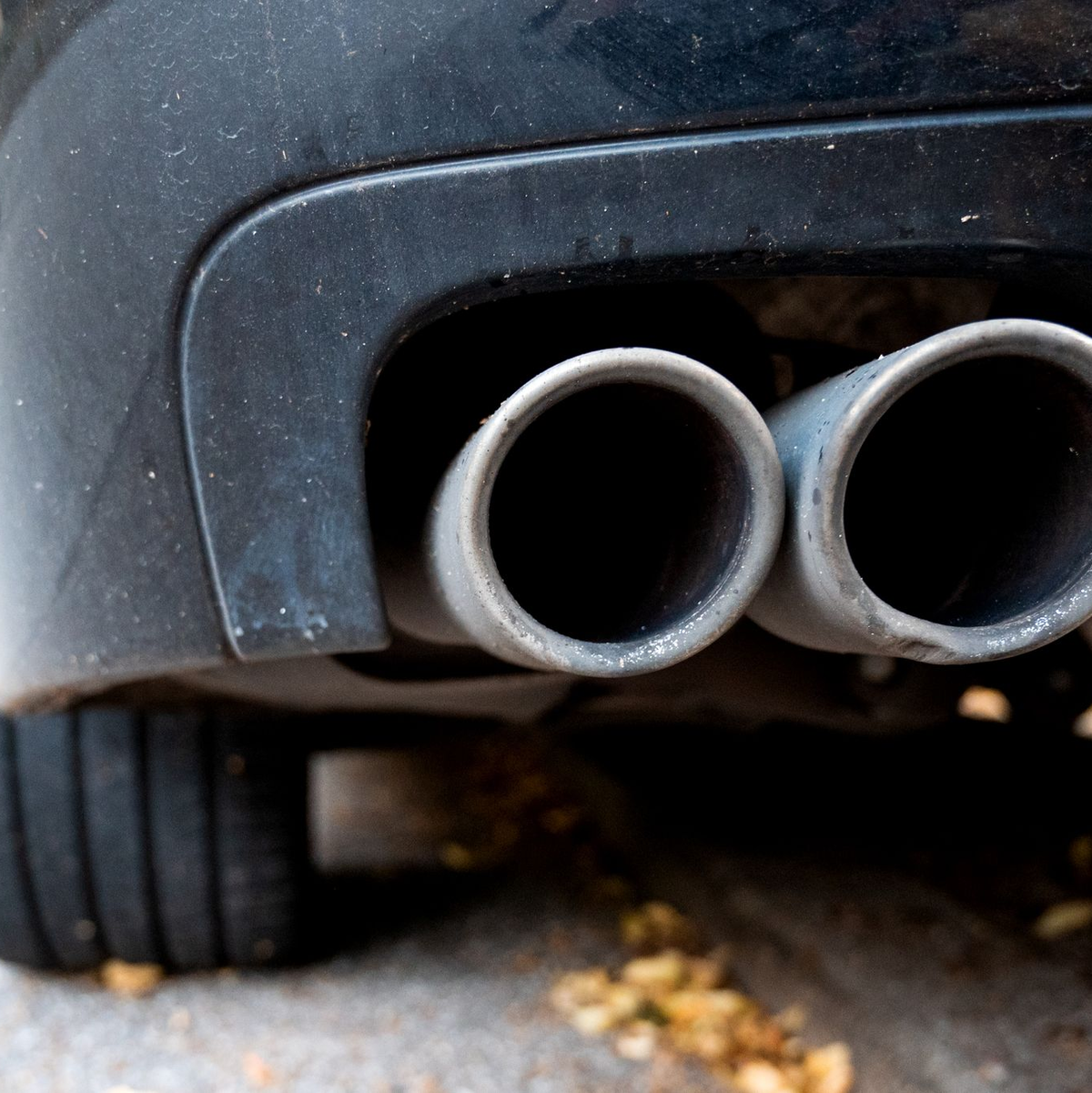 Die Täter hatten Bauschaum in die Auspuffrohre von Autos gesprüht. - Foto: Daniel Bockwoldt/dpa
