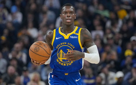 Nationalmannschaftskapitän Dennis Schröder muss offenbar schon wieder umziehen. - Foto: Jeff Chiu/AP/dpa Nationalmannschaftskapitän Dennis Schröder muss offenbar schon wieder umziehen. - Foto: Jeff Chiu/AP/dpa